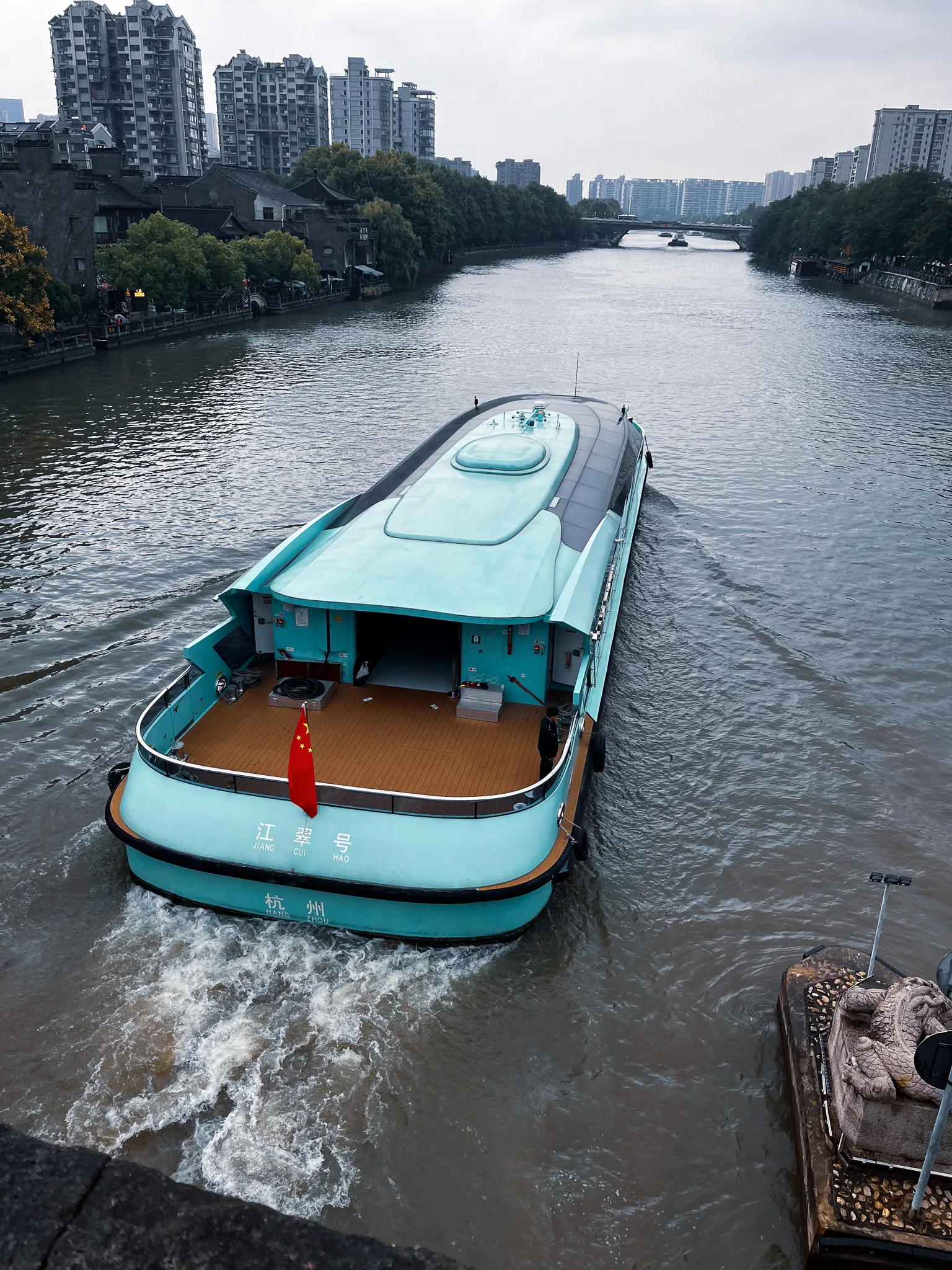 拱宸桥下路过的游船